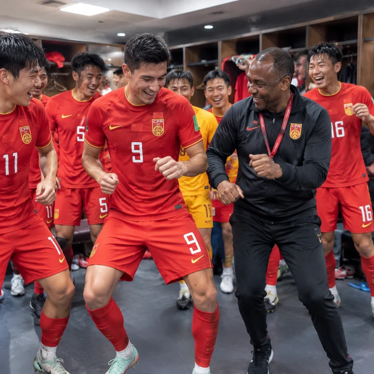 U23国足队员在更衣室内庆祝并跳舞的场景